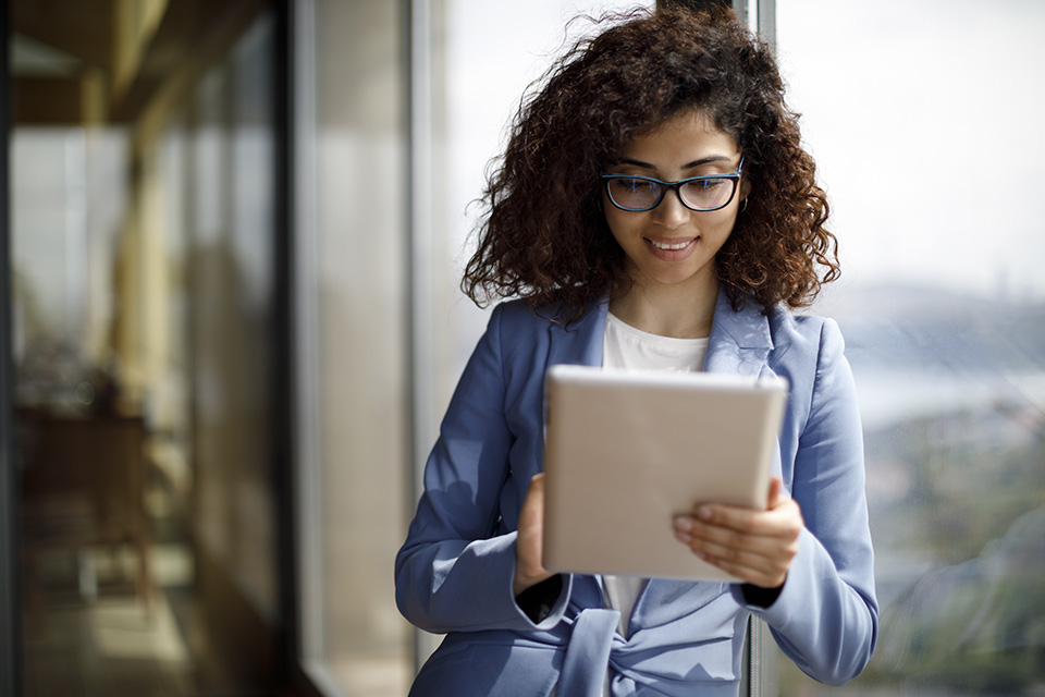 1186957433 Young businesswoman using using digital tablet